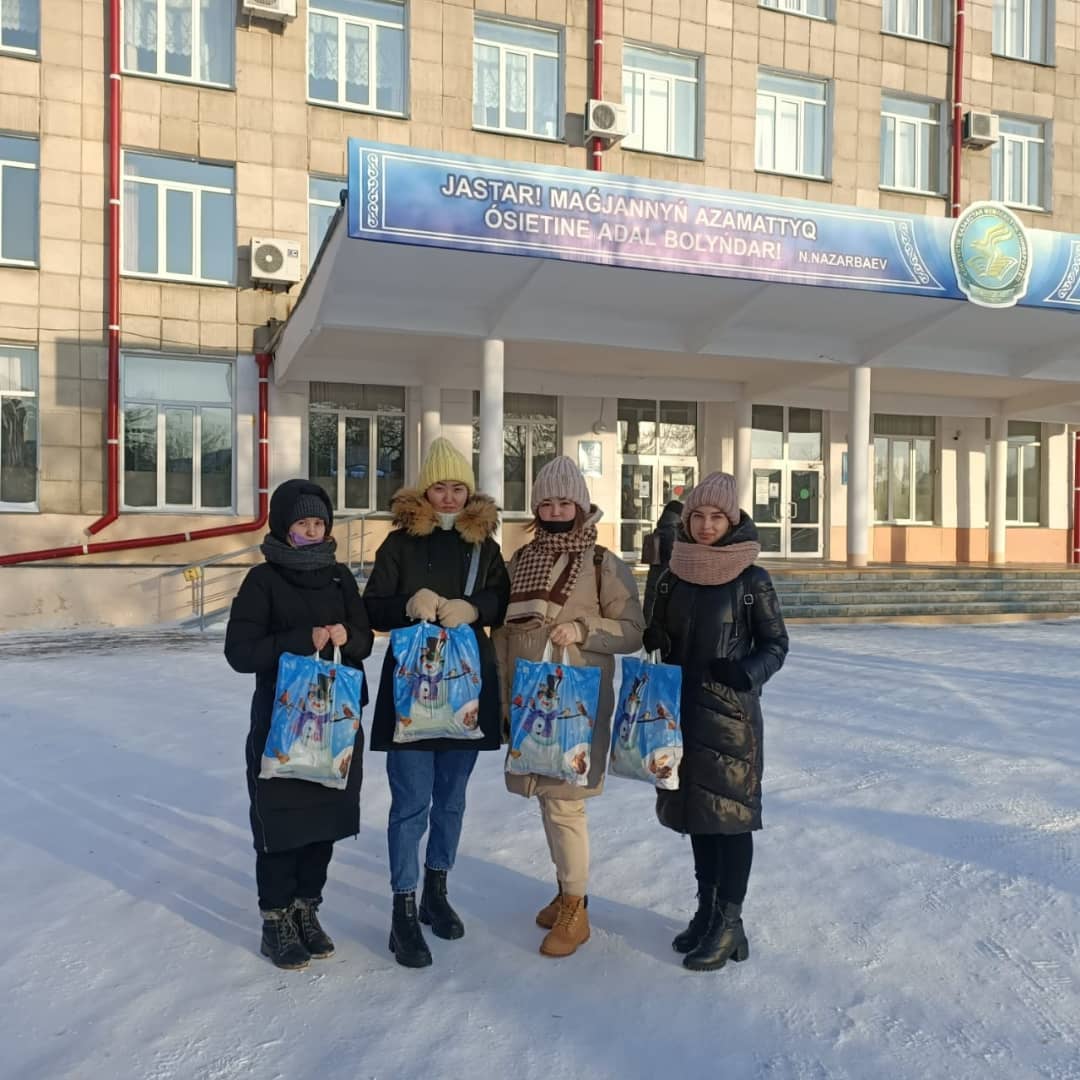 14 декабря 2021 года волонтерская организация «Ашык журек» проводили благотворительную акцию «Новый год в каждый дом». 4 декабря 2021 года волонтерская организация «Ашык журек» проводили благотворительную акцию «Новый год в каждый дом». Акция была направлена на оказание помощи многодетным семей и малоимущим семьям. Целью акции стал сбор подарков и денежных средств (на которые после приобретут сладкие подарки). Задачи акции: содействие формированию у обучающихся философии гуманизма, справедливости, милосердия, толерантности, а также претворения в жизнь идей добра, красоты и общечеловеческой морали; развитие студенческой инициативы в заботе и внимании по отношению к семьям, находящихся в трудной жизненной ситуации. В 5 корпусе на первом этаже была установлена коробка, куда желающие могли принести вещи для учебы, книги, тетради, предметы одежды, а самым маленьким - игрушки и сладости. Никто не остался равнодушным: в акции приняли участие обучающиеся участники волонтерской организации, другие неравнодушные люди. Не смогли пройти мимо и студенты группы – «дДф-3-20». Все собранные игрушки были переданы семьям. Акция проводилась с 14 декабря по 23 декабря 2021 года. Выезд к семьям состоялся - 24 декабря.