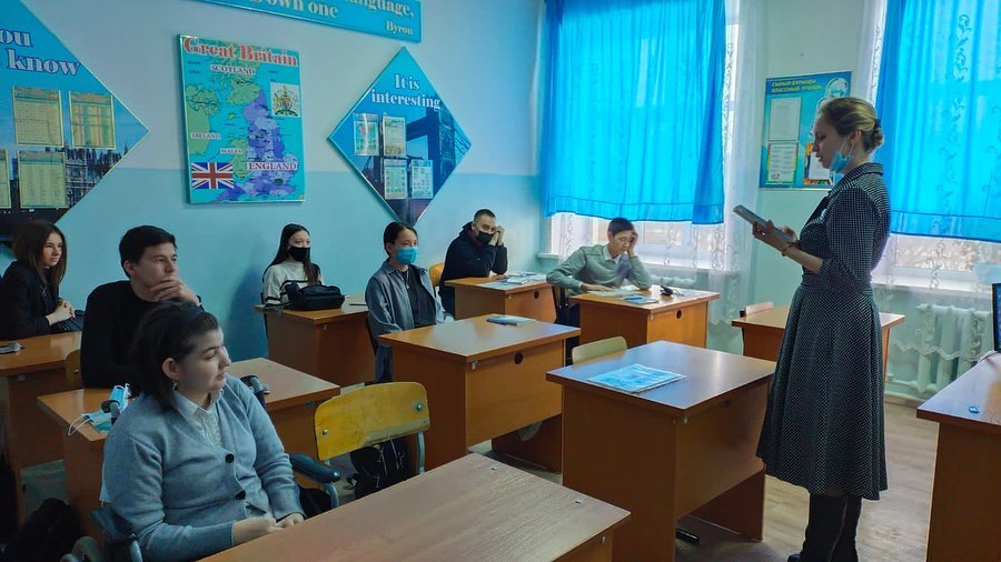 On March 10, 2022, in order to provide career guidance support to students in the process of choosing a profile of study and the scope of future professional activity, a teacher of the Department of Special and Social Pedagogy of the NJSC “SKU named after. M. Kozybaeva» Kiseleva O.S. a meeting was organized with students of the 11th grade of KSU "Secondary School No. 13" in Petropavlovsk. The meeting was organized on the basis of the school. High school students paid attention to information about the areas of training implemented at the Faculty of Education and at this department, about modern library and information services provided to students, undergraduates and staff, about the possibility of academic mobility and teaching in different languages. They were especially interested in information about the employment opportunities for graduates in the educational programs "Special Pedagogy" and "Social Pedagogy and Self-Knowledge". Each student received important and necessary information, including in the form of booklets. Summing up the results of the meeting with high school students, the teacher of the department "Special and Social Pedagogy" drew attention to the fact that for the well-being of society it is necessary that each school graduate finds a fuller application of his interests, inclinations, does not waste time, effort (and money) in vain searching for his place in the system of social production, where he could bring the greatest benefit and get deep satisfaction from his work.